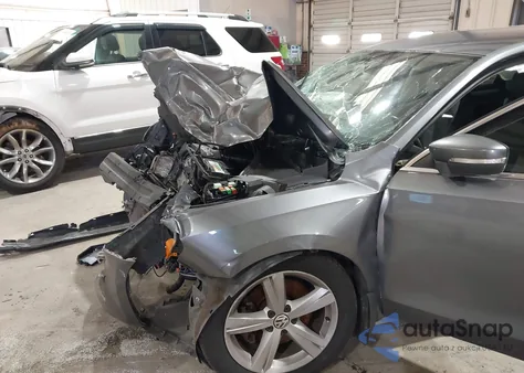 2013 Volkswagen Passat 2.5L Se z USA, uszkodzony, nr VIN 1VWBP7A33DC124433